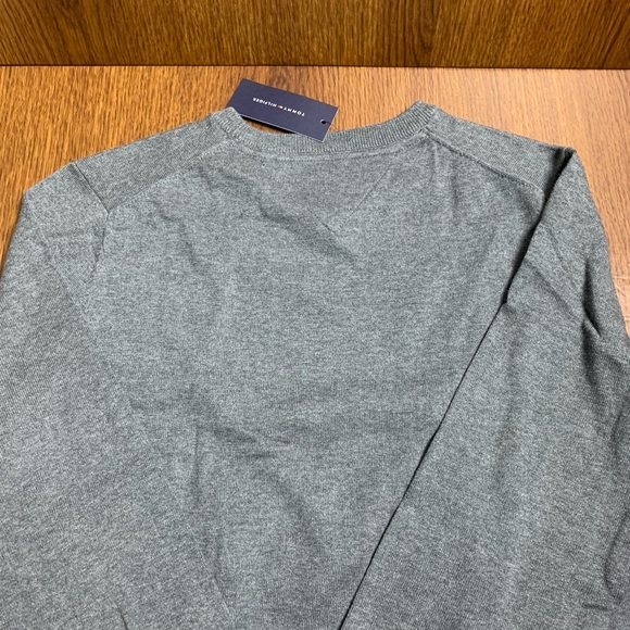 🔥NWT🔥Gray Tommy Hilfiger Crewneck Sweater - Picture 4 of 5